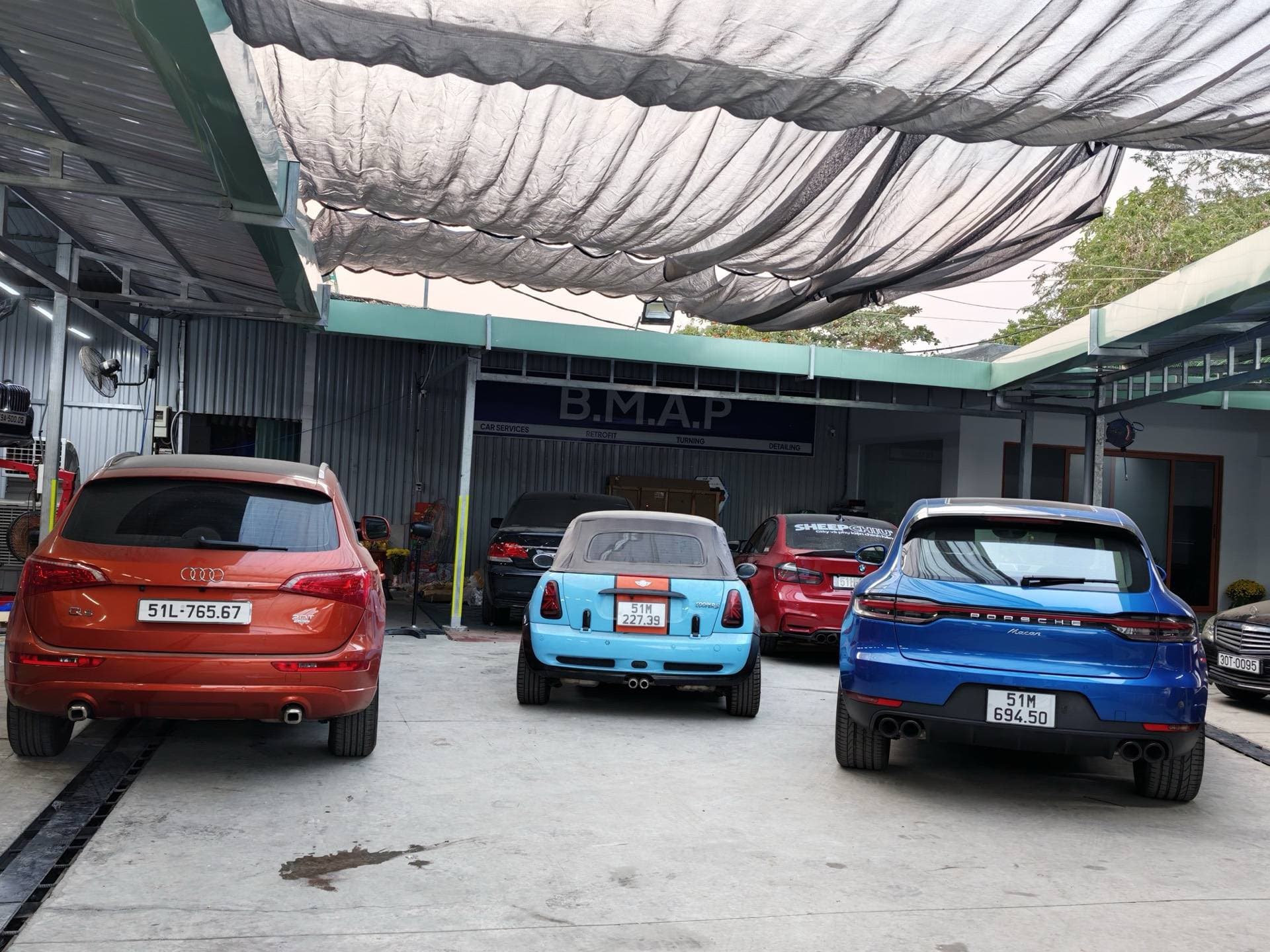 Porsche Macan xanh cùng Audi Q5 và MINI Cooper tại sân xưởng BMAP