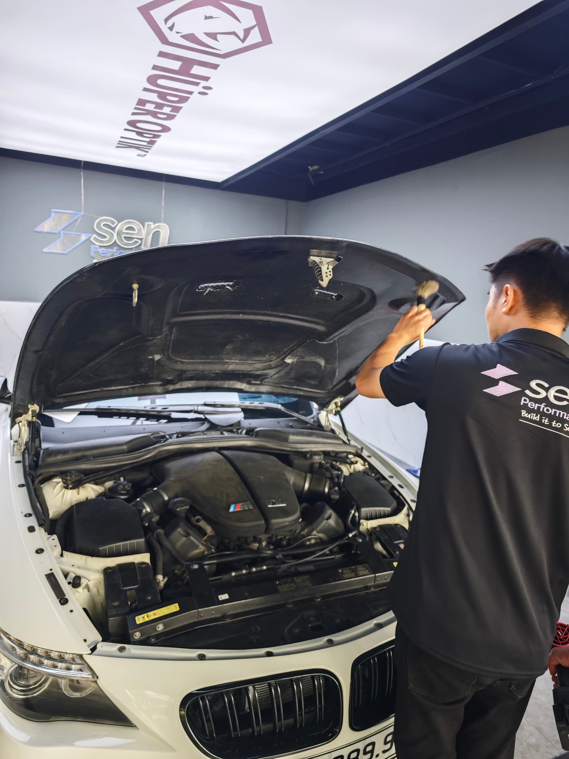 Vệ sinh nội thất chi tiết tại Sen Performance