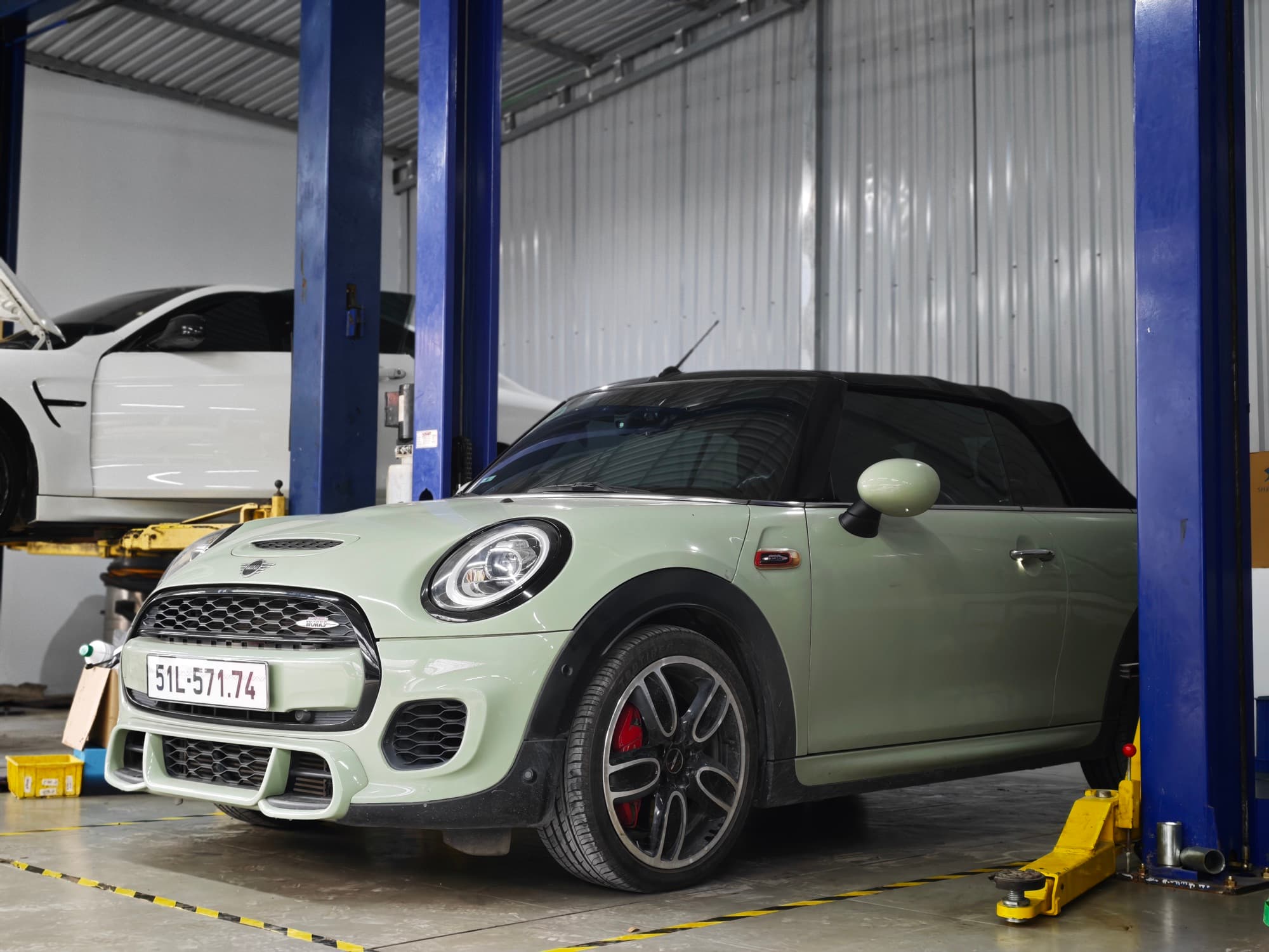 MINI John Cooper Works màu xanh bạc hà tại xưởng BMAP