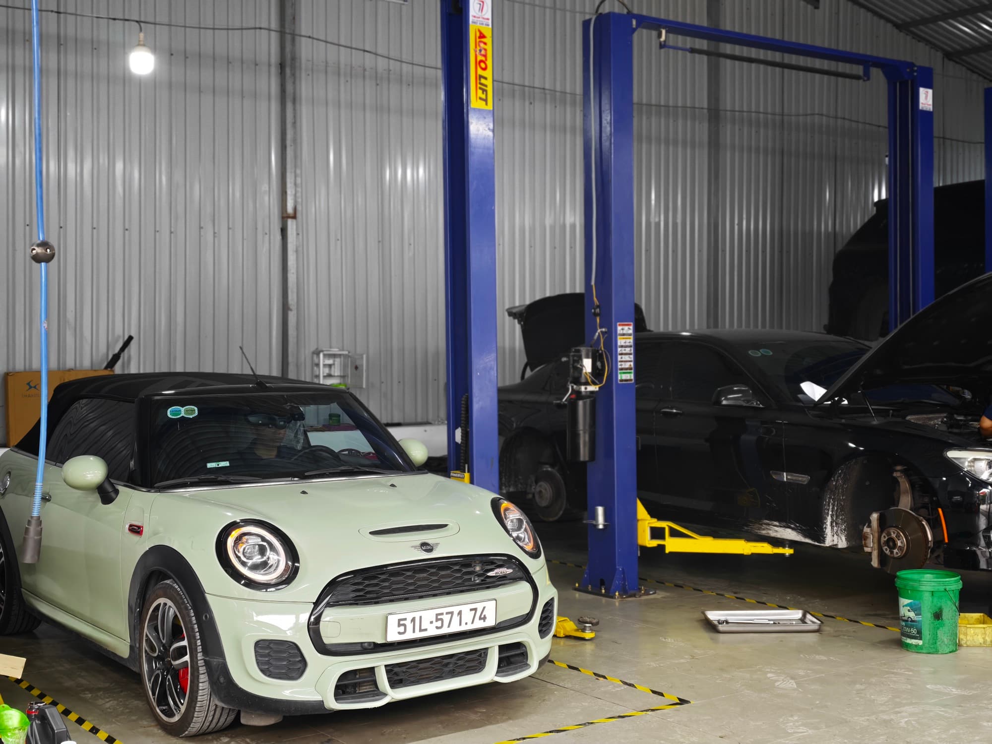 MINI Cooper JCW trên cầu nâng tại BMAP Workshop Quận 7