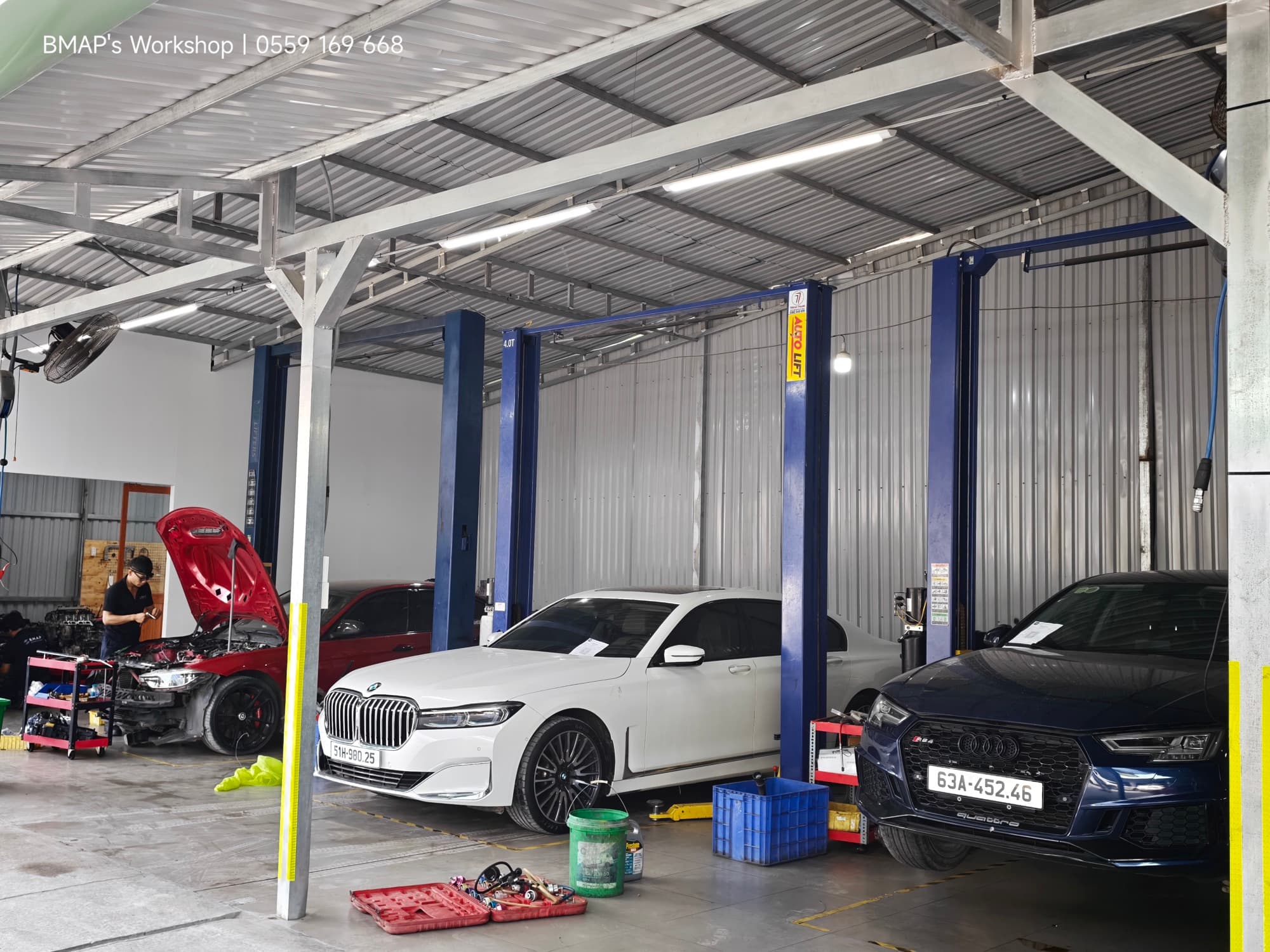Audi và BMW 7-Series trên cầu nâng tại xưởng BMAP