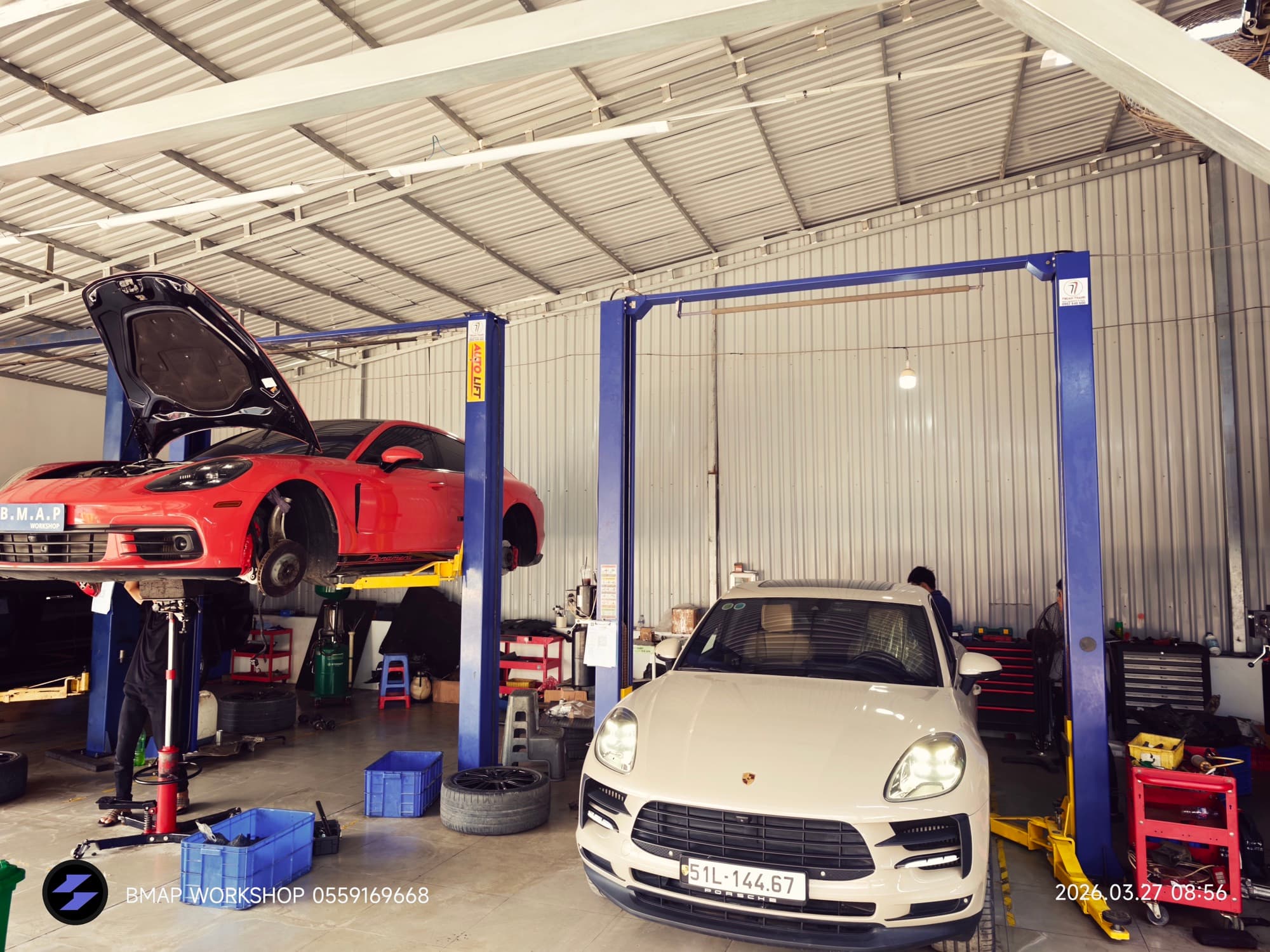 Porsche Panamera và Macan trên cầu nâng sửa chữa tại BMAP Workshop