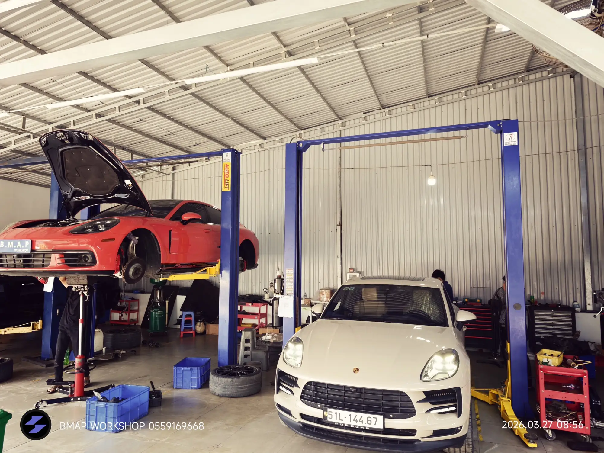 Porsche Panamera và Macan trên cầu nâng sửa chữa tại BMAP Workshop